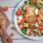 طريقة عمل سلطة الدجاج باللوز