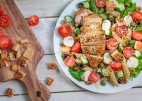 طريقة عمل سلطة الدجاج باللوز