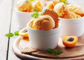 طريقة عمل ايس كريم المشمش بالقرفة