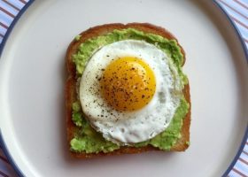 طريقة عمل بيض عيون مع الأفوكادو بالتوست