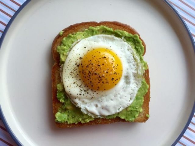 طريقة عمل بيض عيون مع الأفوكادو بالتوست