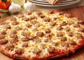 طريقة عمل البيتزا بالسجق واللحم المفروم