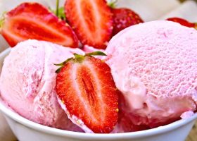 طريقة عمل آيس كريم الفراولة بالخلاط