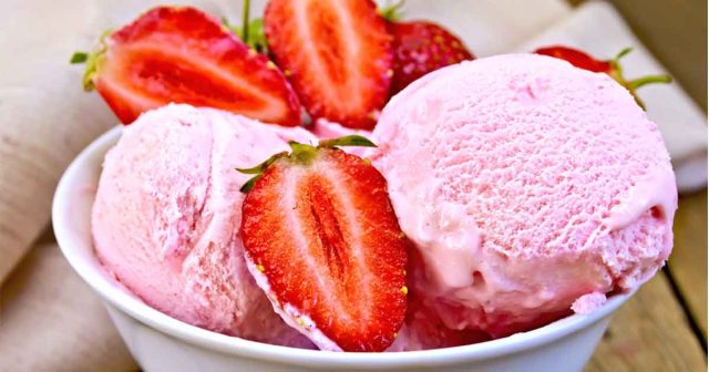 طريقة عمل آيس كريم الفراولة بالخلاط