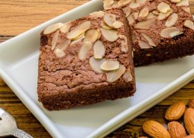 طريقة عمل كيك الشوكولاتة باللوز المحمص