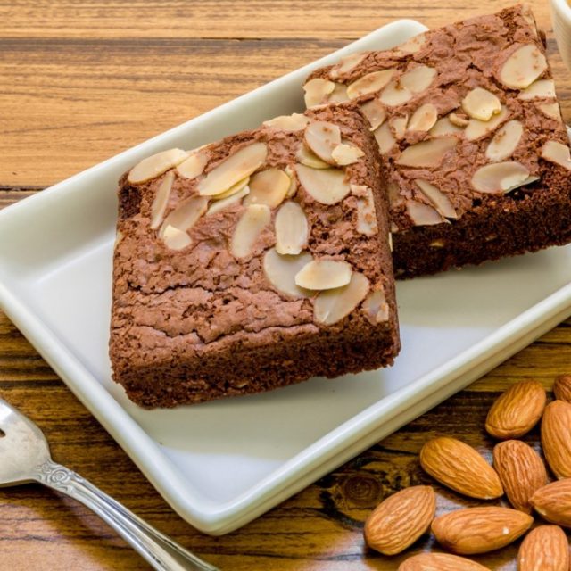 طريقة عمل كيك الشوكولاتة باللوز المحمص