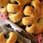طريقة عمل فطائر بالتمر والسمسم