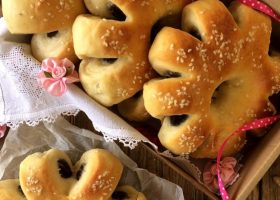 طريقة عمل فطائر بالتمر والسمسم