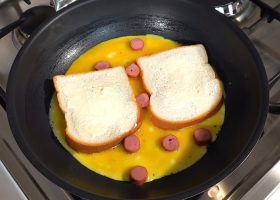 طريقة عمل ساندويش النقانق والبيض