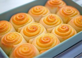 طريقة عمل لفائف البرتقال باللوز