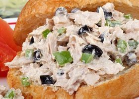 طريقة عمل ساندويش التونة بالجبن والزيتون