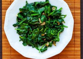 طريقة عمل سلطة السبانخ بالزيت للرجيم