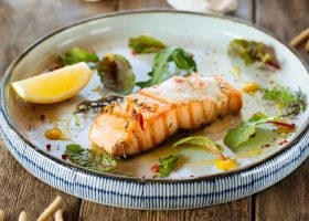 طريقة عمل سلمون مشوي بصلصة الليمون