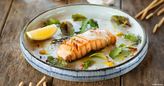 طريقة عمل سلمون مشوي بصلصة الليمون