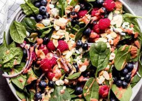 طريقة عمل سلطة الجرجير بالتوت