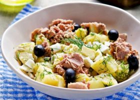 طريقة عمل سلطة التونة والبطاطس المسلوقة