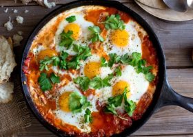 طريقة عمل بيض عيون بالخضار