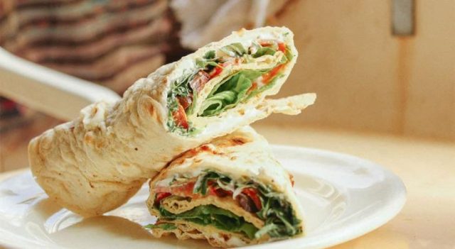 طريقة عمل ساندويش حلوم بالتورتيلا والخضار
