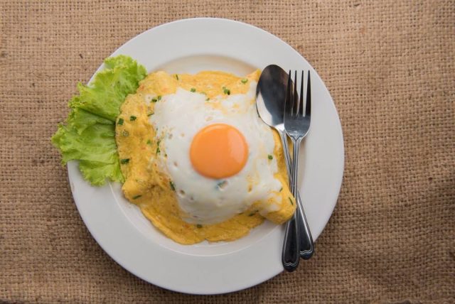 طريقة عمل البيض المقلي بجبن الحلوم