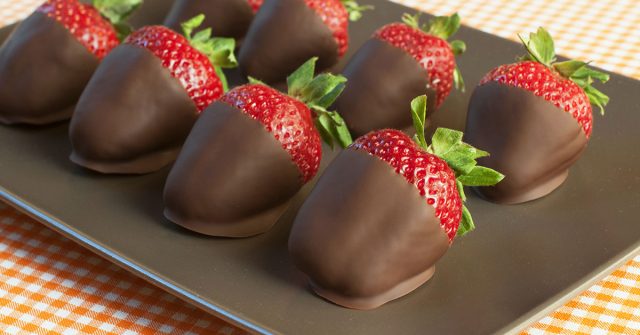 طريقة عمل فراولة مجففة بالشوكولاتة