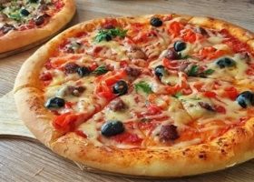 طريقة عمل بيتزا مع جبنة البوراتا الإيطالي