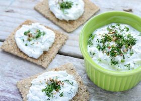 طريقة عمل تغميسة جبن الفيتا بالثوم