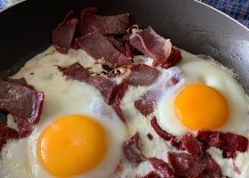 طريقة عمل بيض عيون بالبسطرمة