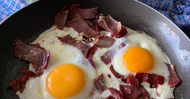 طريقة عمل بيض عيون بالبسطرمة