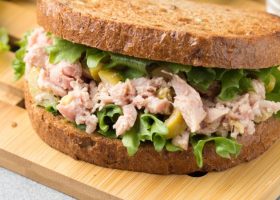 طريقة عمل ساندويتش التونة بالزبادي