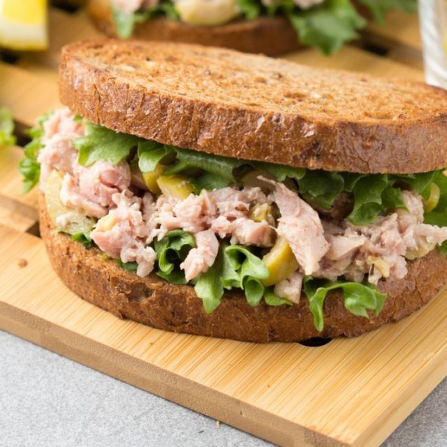 طريقة عمل ساندويتش التونة بالزبادي