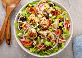 طريقة عمل سلطة يونانية بالدجاج المحمر