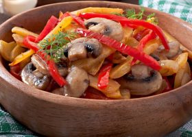 طريقة عمل سلطة الفطر بالفلفل ألوان