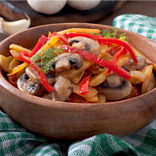 طريقة عمل سلطة الفطر بالفلفل ألوان