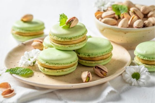 طريقة عمل ماكرون الفستق الحلبي