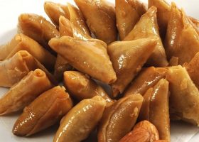 طريقة عمل السمبوسة الحلوة بالجبنة