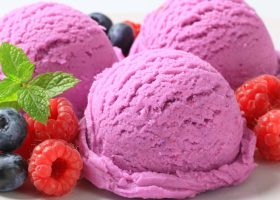 طريقة عمل ايس كريم توت بالحليب