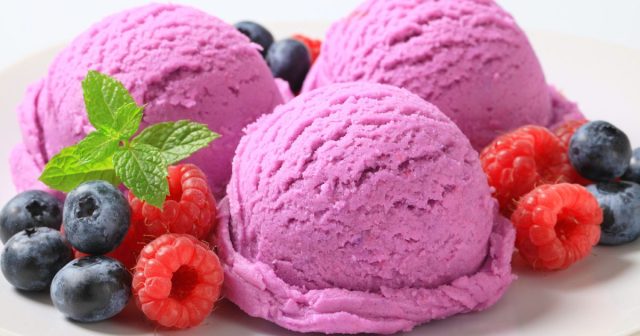 طريقة عمل ايس كريم توت بالحليب