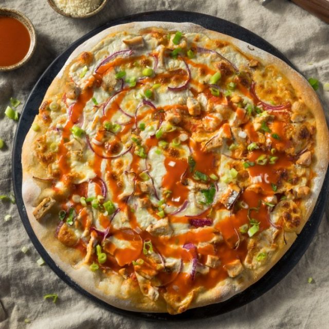 طريقة عمل بيتزا دجاج البافلو