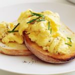 طريقة عمل بيض بكريمة الطبخ