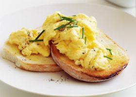 طريقة عمل بيض بكريمة الطبخ