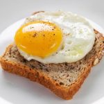 طريقة عمل بيض عيون نص استواء