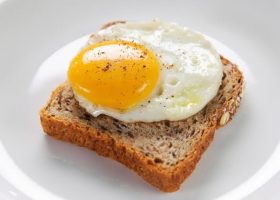 طريقة عمل بيض عيون نص استواء