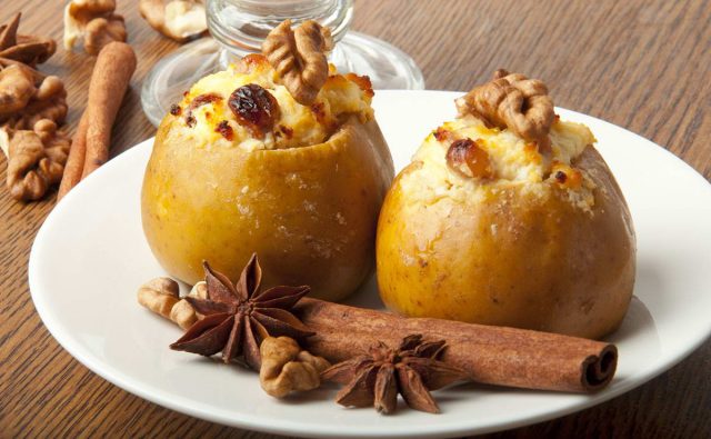 طريقة عمل تفاح بالقرفة والزبيب بالفرن