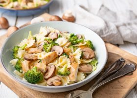 طريقة عمل سلطة المكرونة بالفطر والبروكلي لرجيم صحي