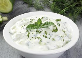 طريقة عمل صوص سلطة المكرونة بالزبادي