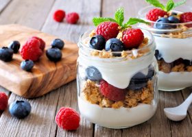 طريقة عمل زبادي يوناني بالتوت