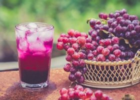 طريقة عمل عصير العنب والتوت