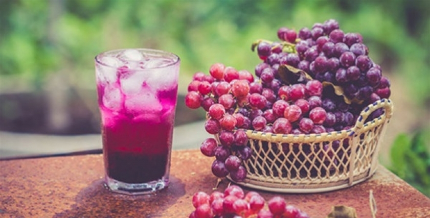 طريقة عمل عصير العنب والتوت