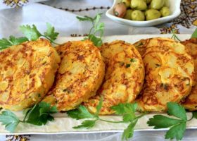 طريقة عمل فطيرة بالبيض والبطاطس المشوية