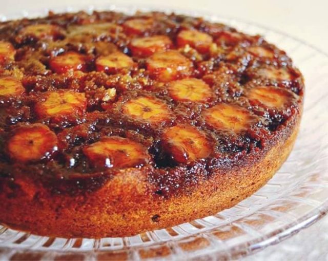 طريقة عمل كيكة الموز المقلوبة بالكراميل